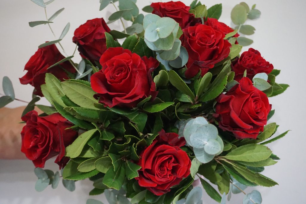 μπουκέτο με κόκκινα τριαντάφυλλα ρομαντικό
