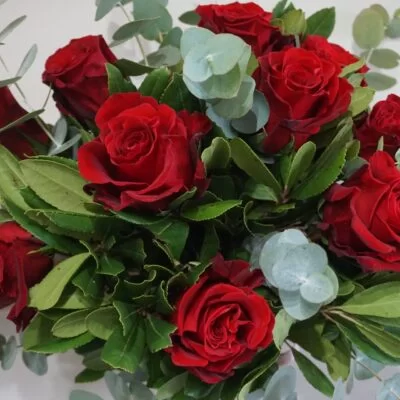 μπουκέτο με κόκκινα τριαντάφυλλα ρομαντικό
