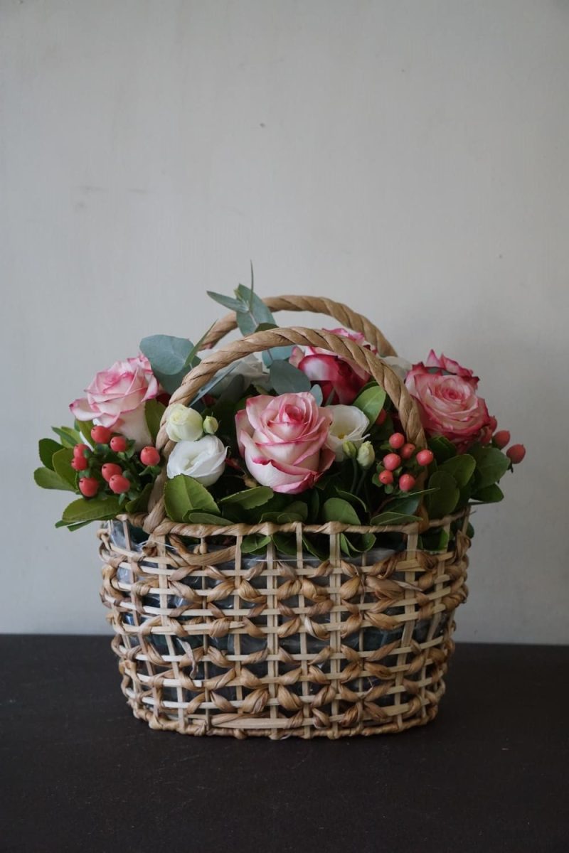 Σύνθεση με τριαντάφυλλα και λυσίανθο σε καλάθι