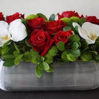 DSC00932 Σύνθεση με κόκκινα τριαντάφυλλα και ορχιδέα φαλαίνοψις σε βάση 30x15 εκ.