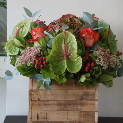 DSC00966 Σύνθεση με διαφορετικά λουλούδια σε ξύλινο κύβο 30x30x30 εκ.