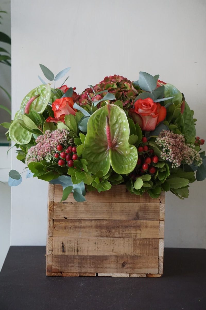 Σύνθεση με διαφορετικά λουλούδια σε ξύλινο κύβο 30x30x30 εκ.